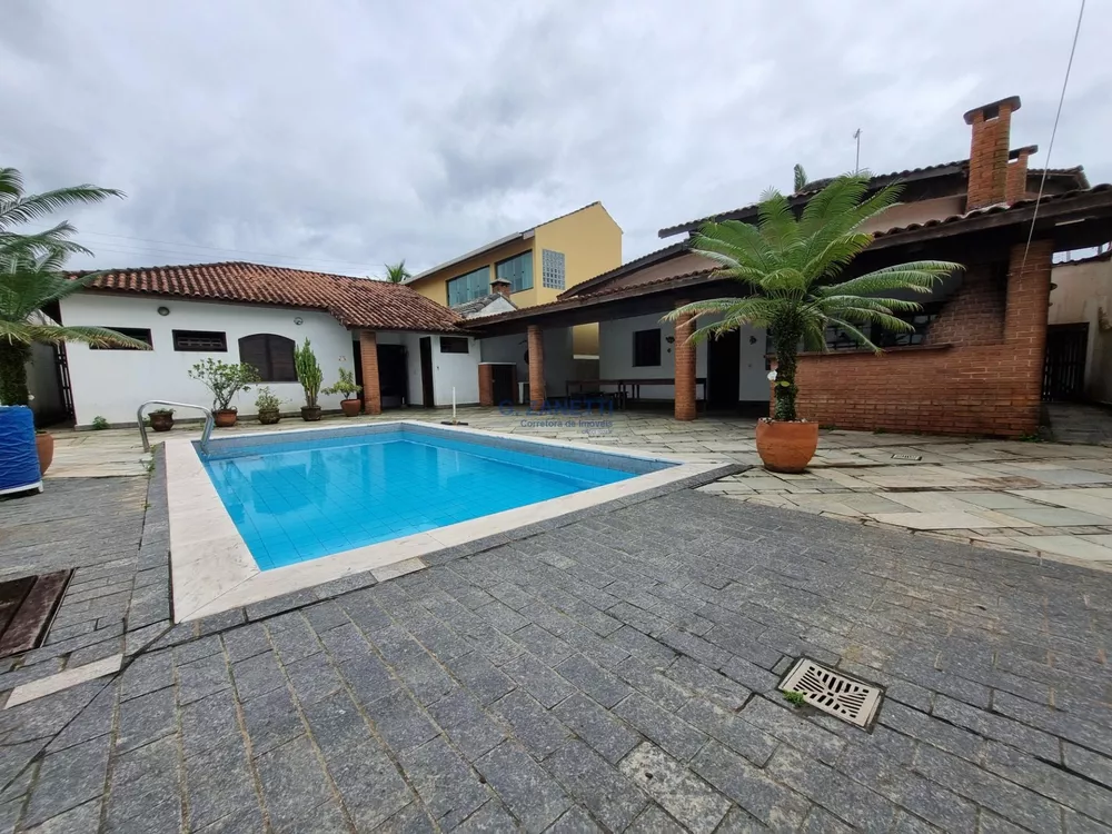 Casa à venda com 7 quartos, 264m² - Foto 1