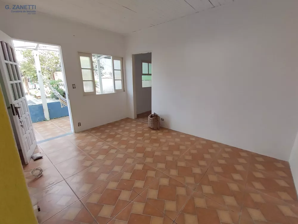 Casa para alugar com 2 quartos, 40m² - Foto 2