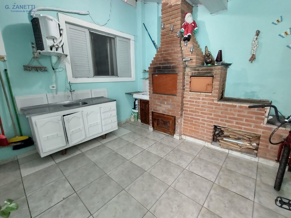 Casa à venda com 4 quartos, 223m² - Foto 1