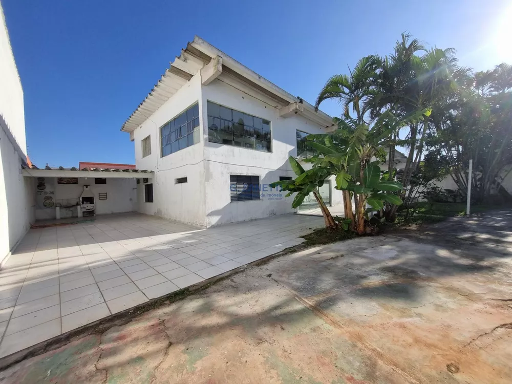 Casa à venda e aluguel com 5 quartos, 300m² - Foto 3