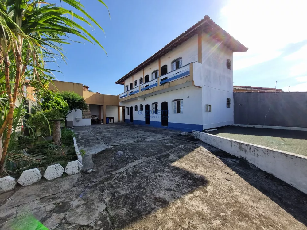 Casa à venda com 6 quartos, 140m² - Foto 1