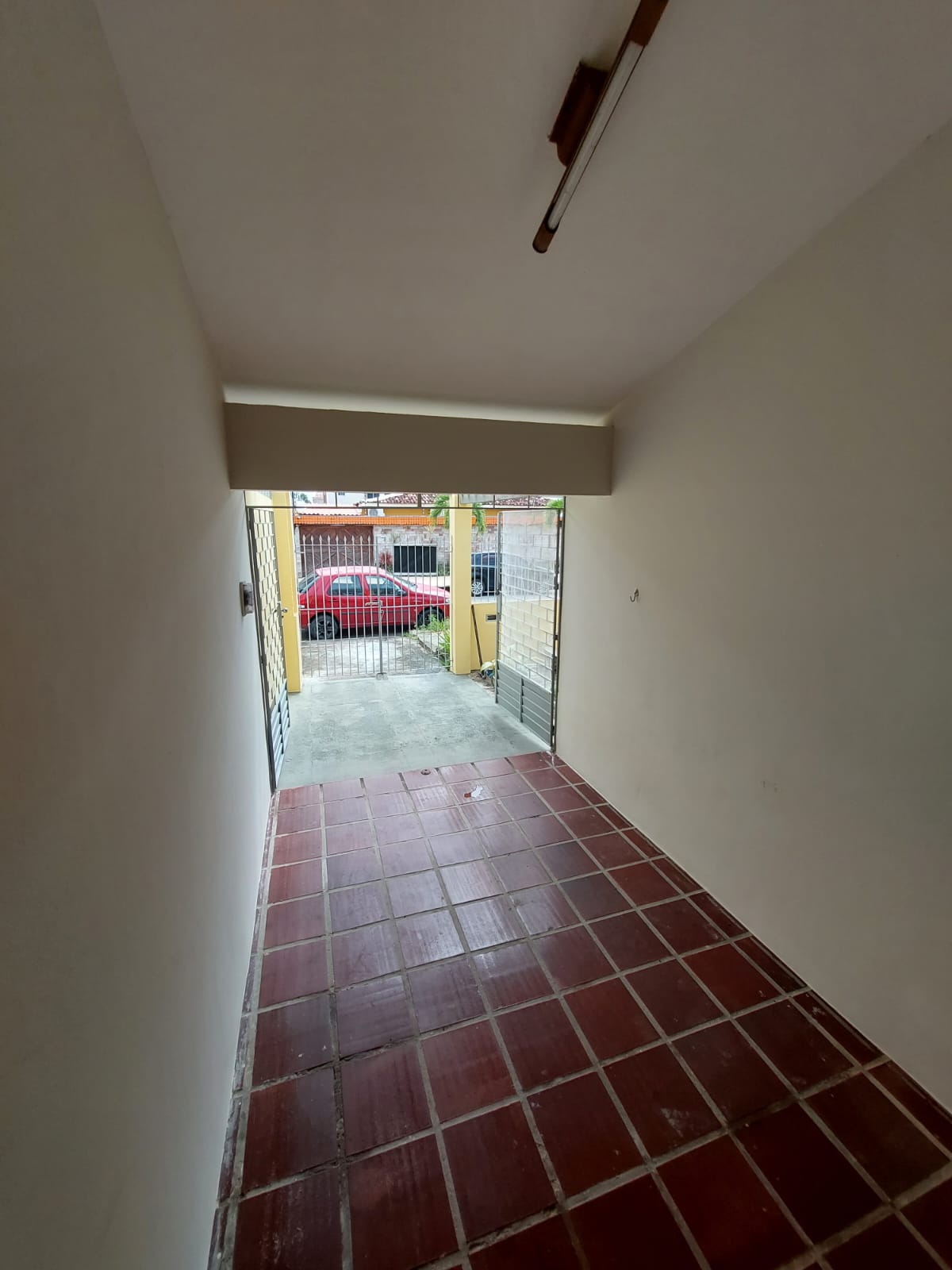 Casa à venda com 3 quartos, 100m² - Foto 2