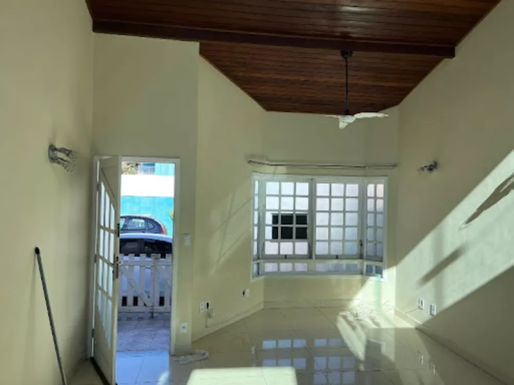 Casa à venda com 3 quartos, 90m² - Foto 1