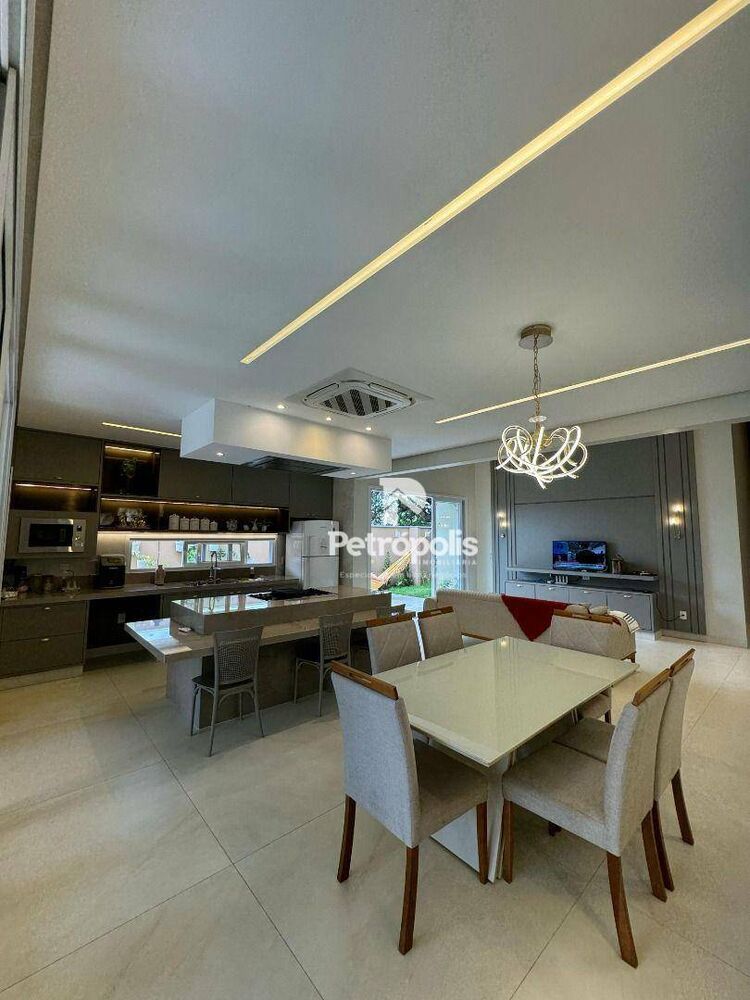 Casa de Condomínio à venda com 3 quartos, 240m² - Foto 1