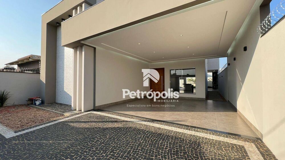 Casa à venda com 3 quartos, 205m² - Foto 1