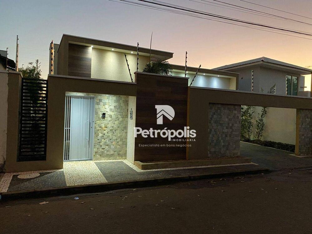 Casa, 4 quartos, 245 m² - Foto 1