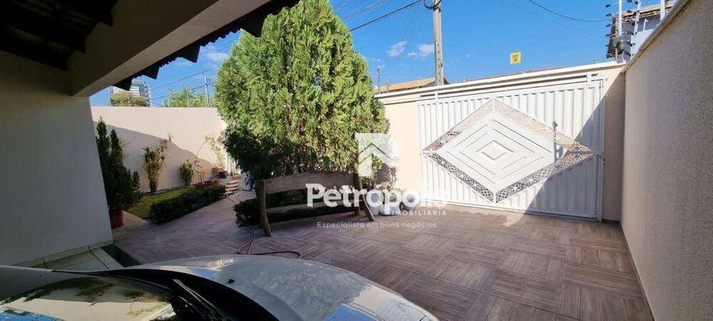 Casa, 3 quartos, 214 m² - Foto 1