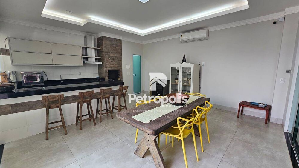 Casa, 3 quartos, 218 m² - Foto 1