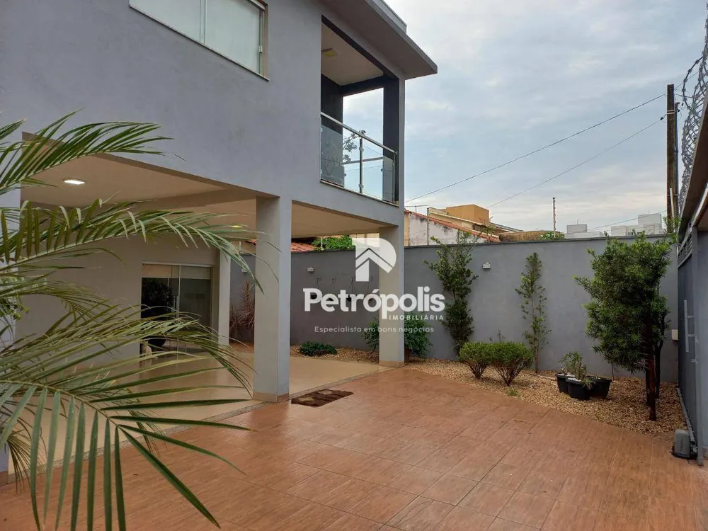 Sobrado, 4 quartos, 330 m² - Foto 1