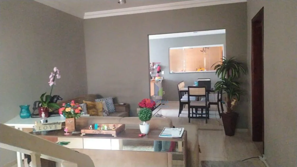 Casa, 4 quartos, 240 m² - Foto 1