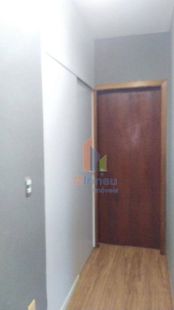 Casa à venda com 4 quartos, 240m² - Foto 2