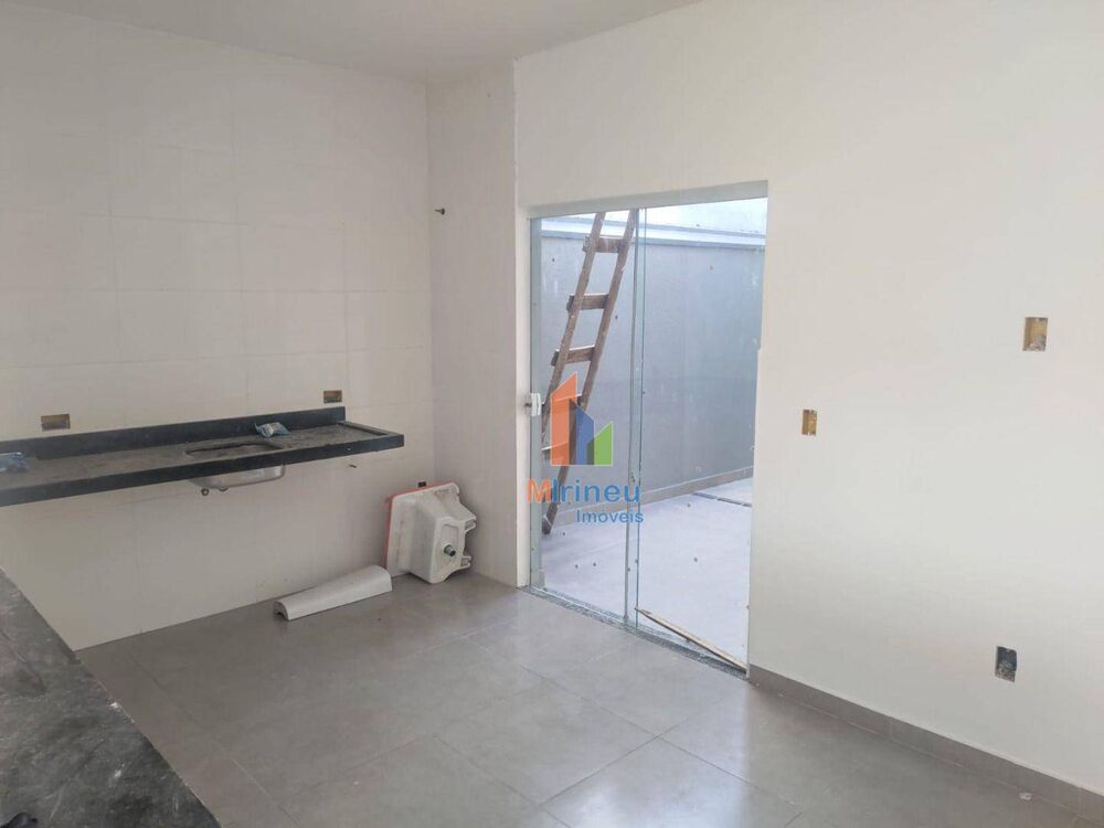 Casa à venda com 2 quartos, 70m² - Foto 2