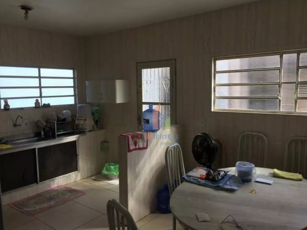 Casa à venda com 3 quartos, 1m² - Foto 1