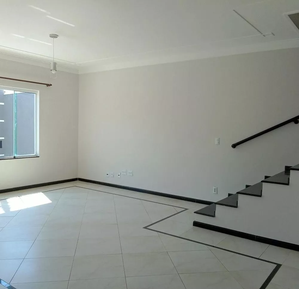 Casa à venda com 4 quartos, 270m² - Foto 2