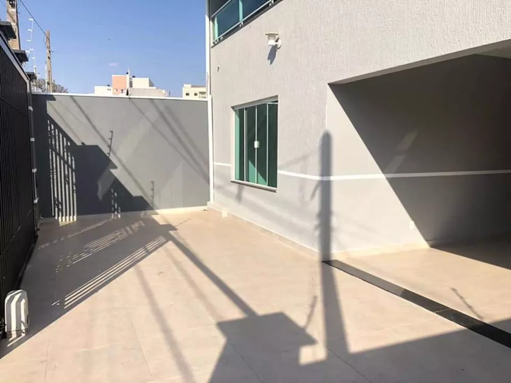 Casa à venda com 4 quartos, 270m² - Foto 1