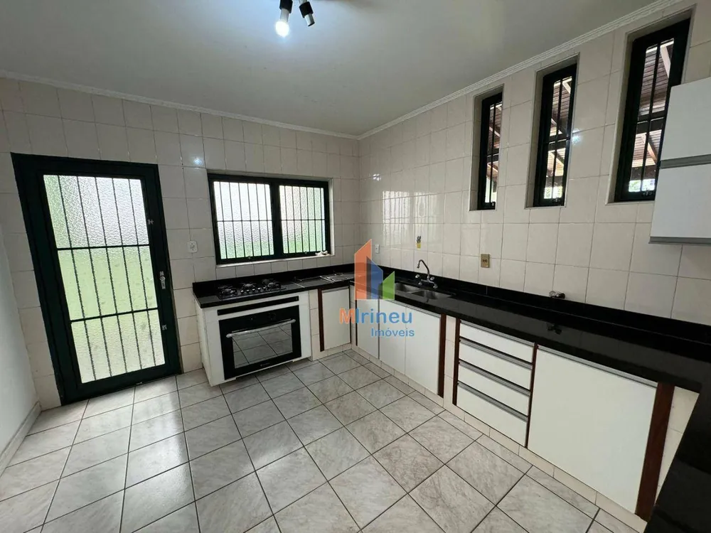 Casa, 5 quartos, 273 m² - Foto 2