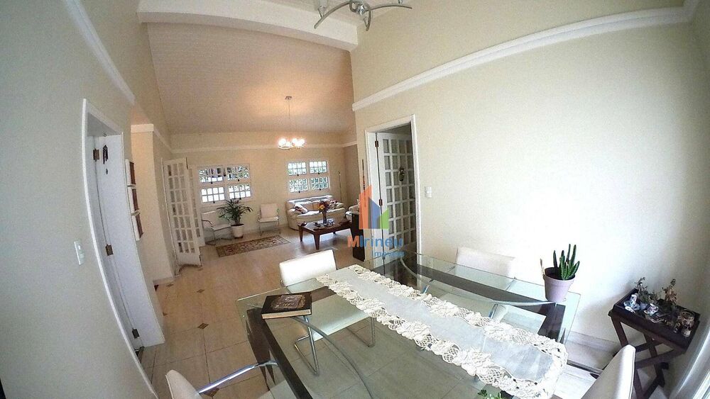 Casa, 3 quartos, 202 m² - Foto 2