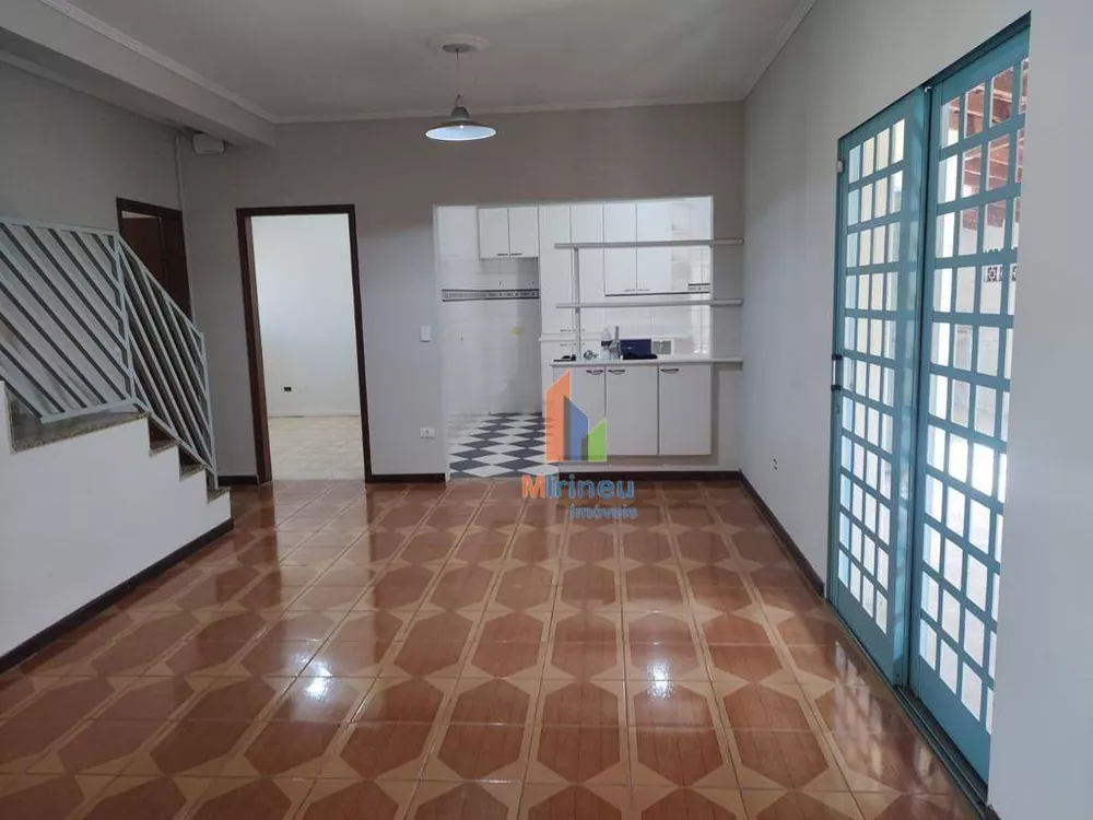 Casa à venda e aluguel com 4 quartos, 180m² - Foto 1