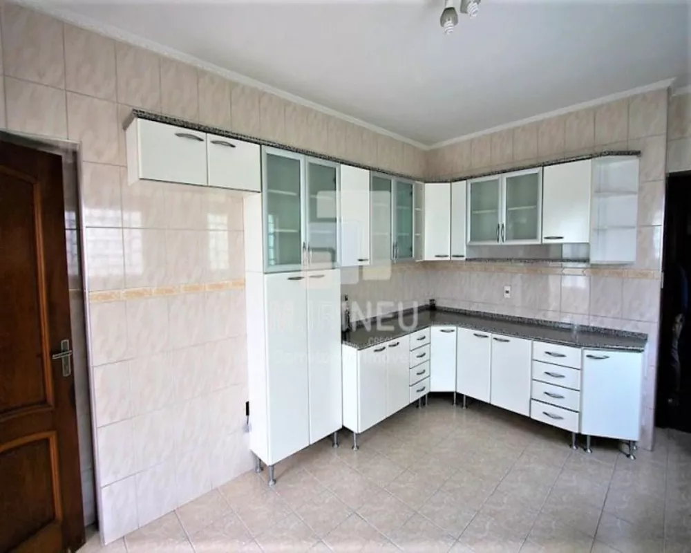 Casa à venda com 4 quartos, 250m² - Foto 3