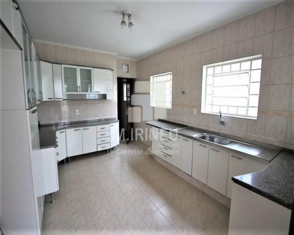 Casa à venda com 4 quartos, 250m² - Foto 1