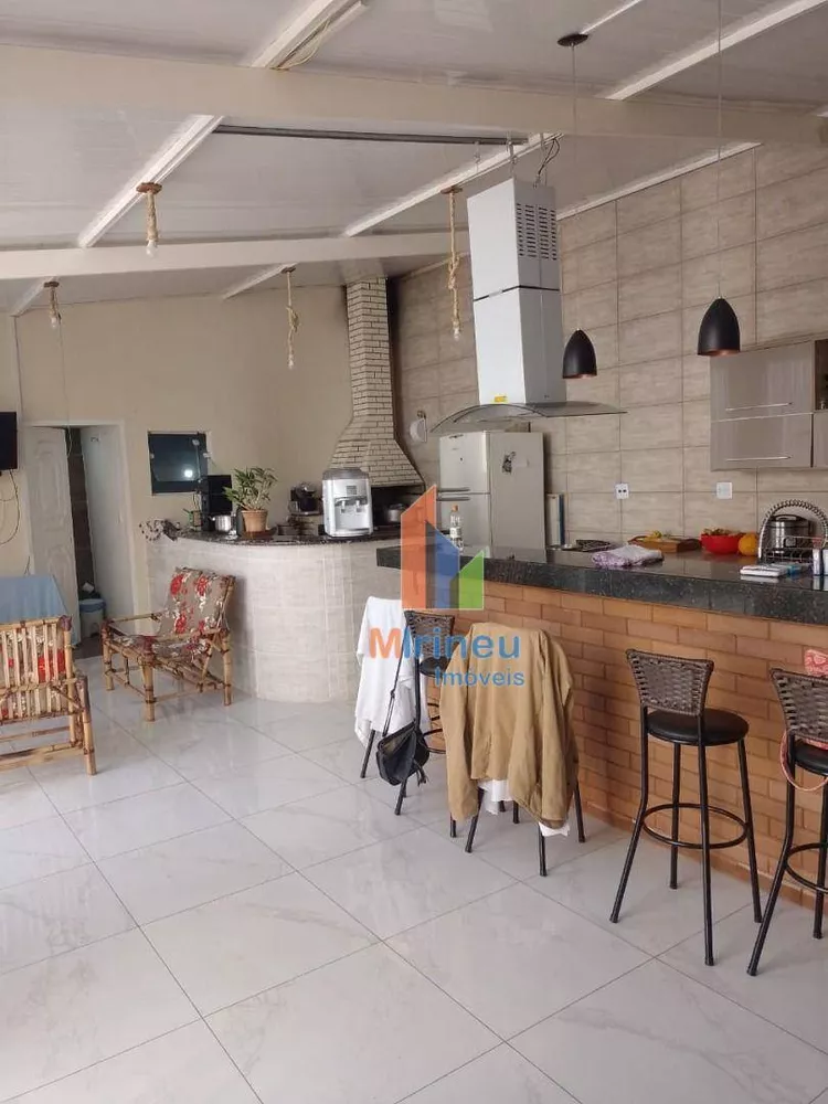 Casa à venda com 3 quartos, 300m² - Foto 1