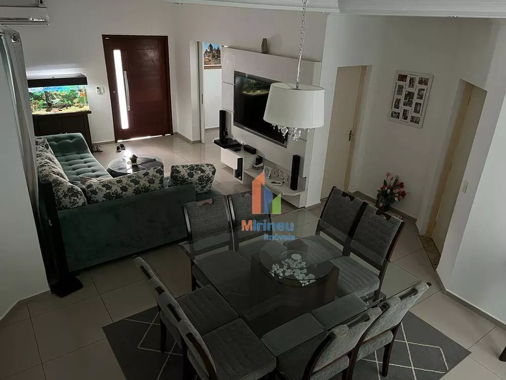 Casa de Condomínio à venda com 4 quartos, 200m² - Foto 2