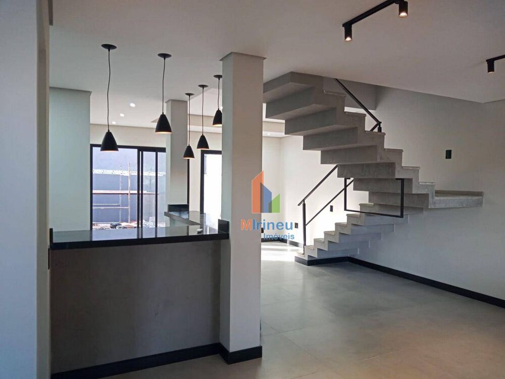 Sobrado à venda com 3 quartos, 230m² - Foto 1