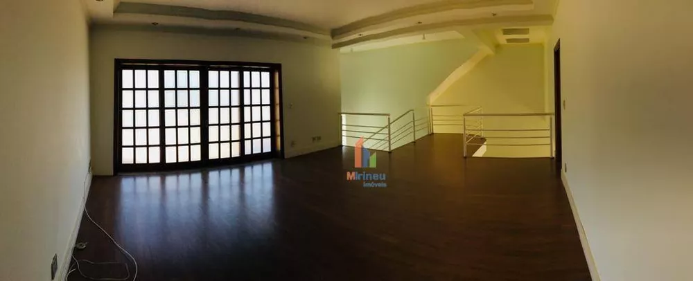 Casa de Condomínio para alugar com 4 quartos, 560m² - Foto 2