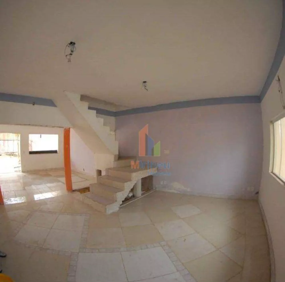 Casa de Condomínio à venda com 3 quartos, 210m² - Foto 2