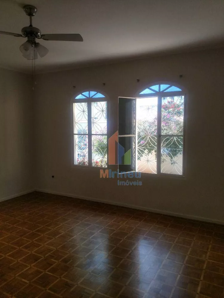 Casa à venda com 3 quartos, 200m² - Foto 2