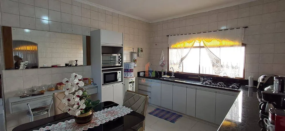 Casa, 4 quartos, 218 m² - Foto 1