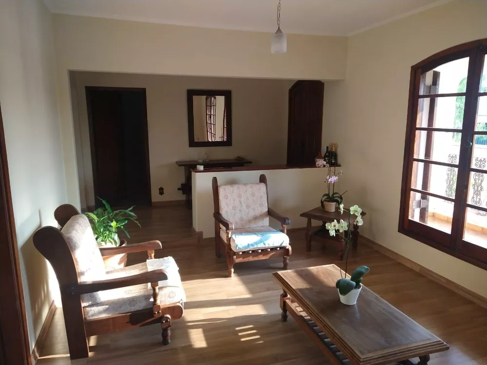 Casa à venda com 4 quartos, 296m² - Foto 1