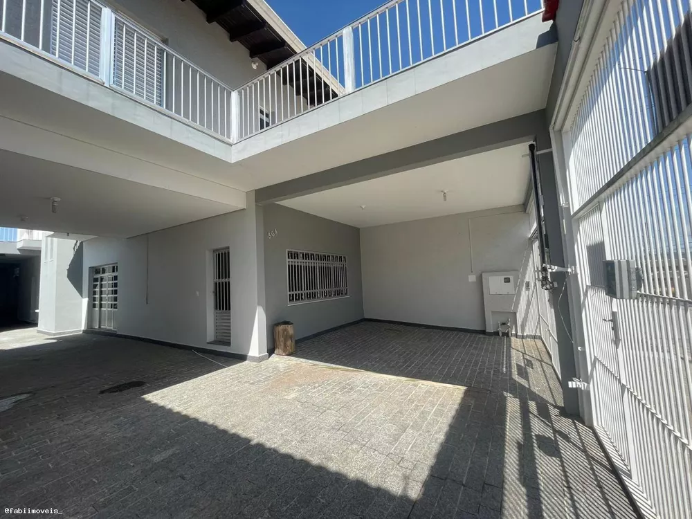 Sobrado à venda com 4 quartos, 345m² - Foto 1