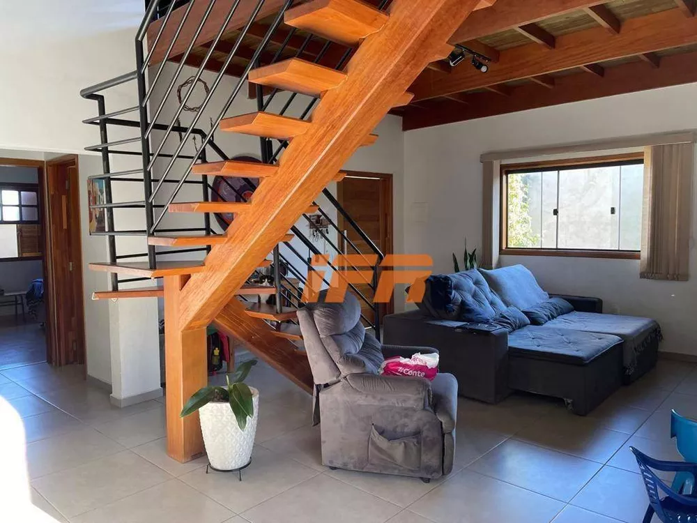 Chácara, 3 quartos, 880 m² - Foto 1