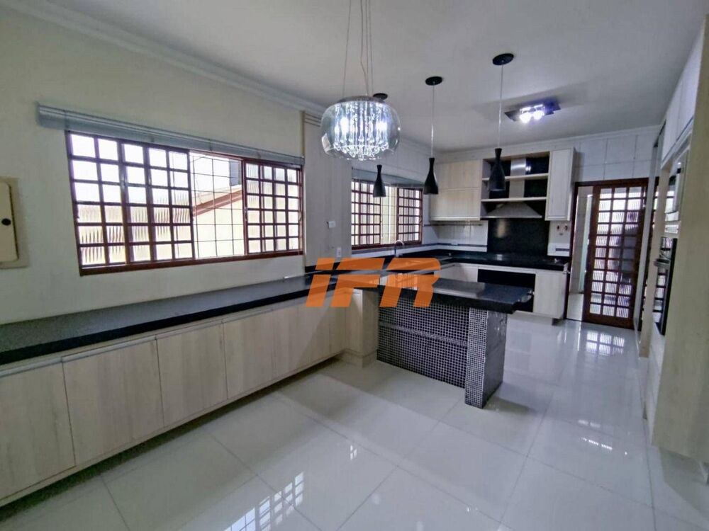 Sobrado à venda e aluguel com 4 quartos, 267m² - Foto 1