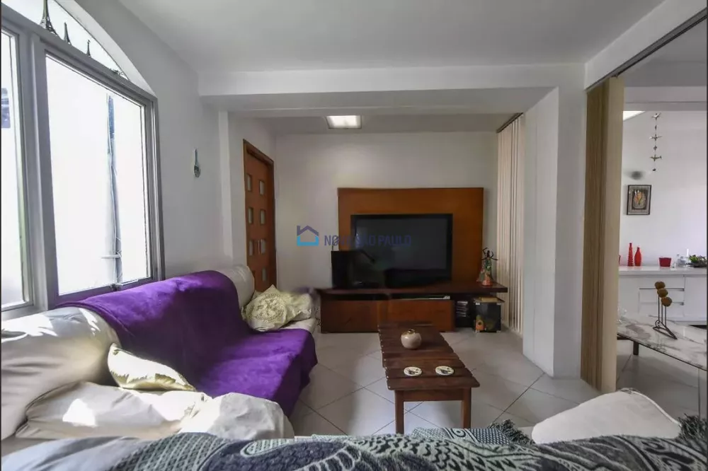 Casa para alugar com 4 quartos, 220m² - Foto 1