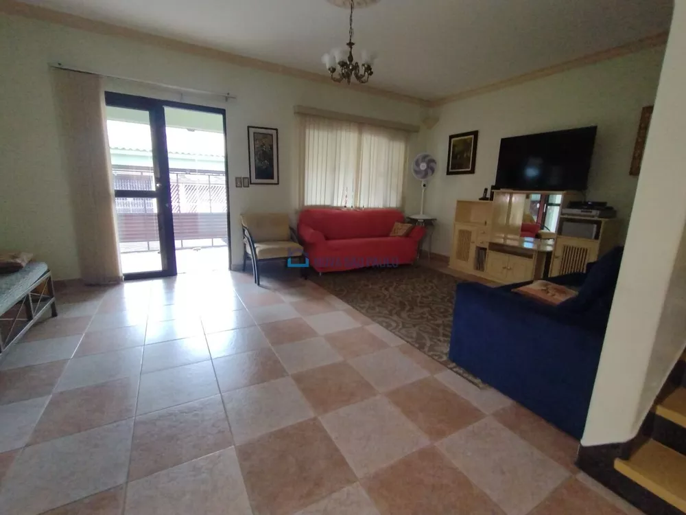 Casa para alugar com 4 quartos, 400m² - Foto 1