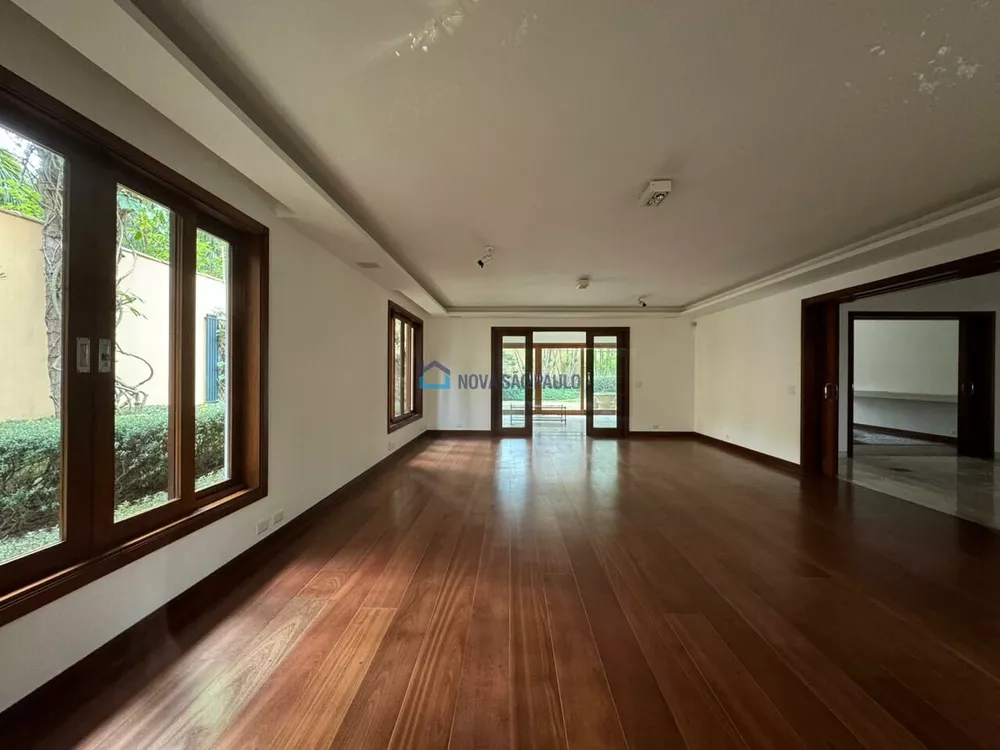 Casa à venda com 8 quartos, 690m² - Foto 1