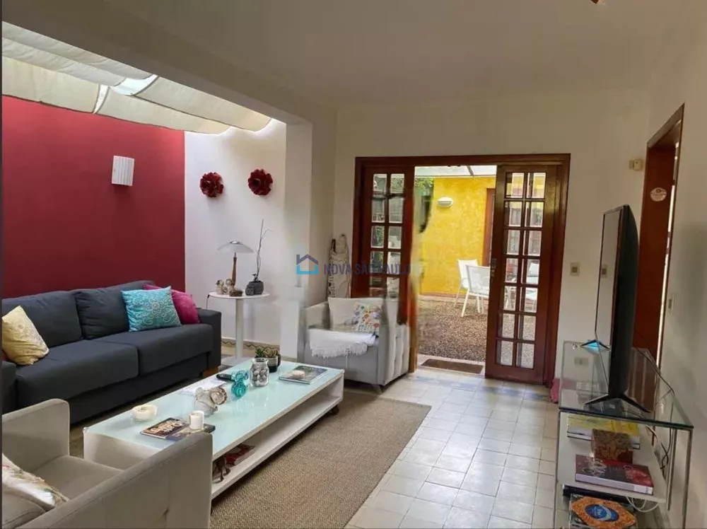 Casa à venda com 3 quartos, 226m² - Foto 1