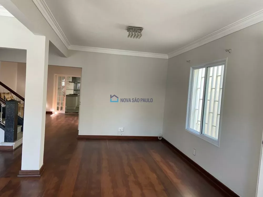 Casa à venda com 3 quartos, 250m² - Foto 1