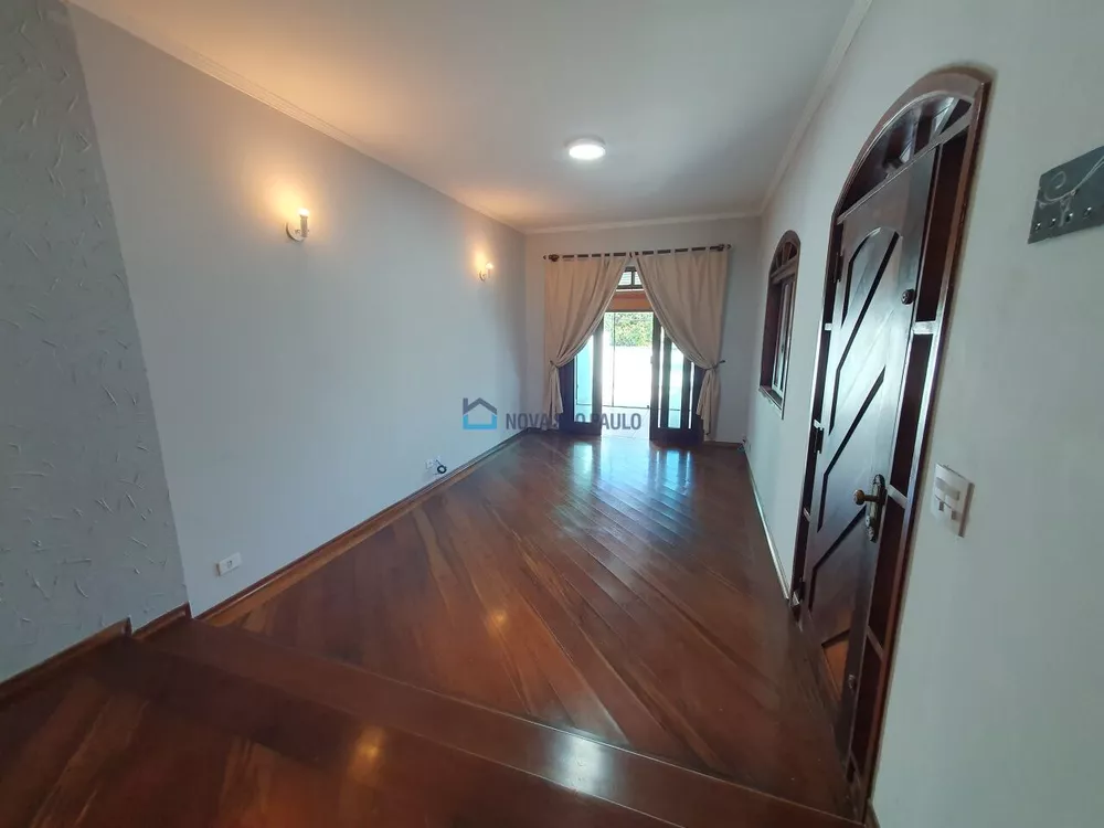 Casa à venda com 3 quartos, 201m² - Foto 1