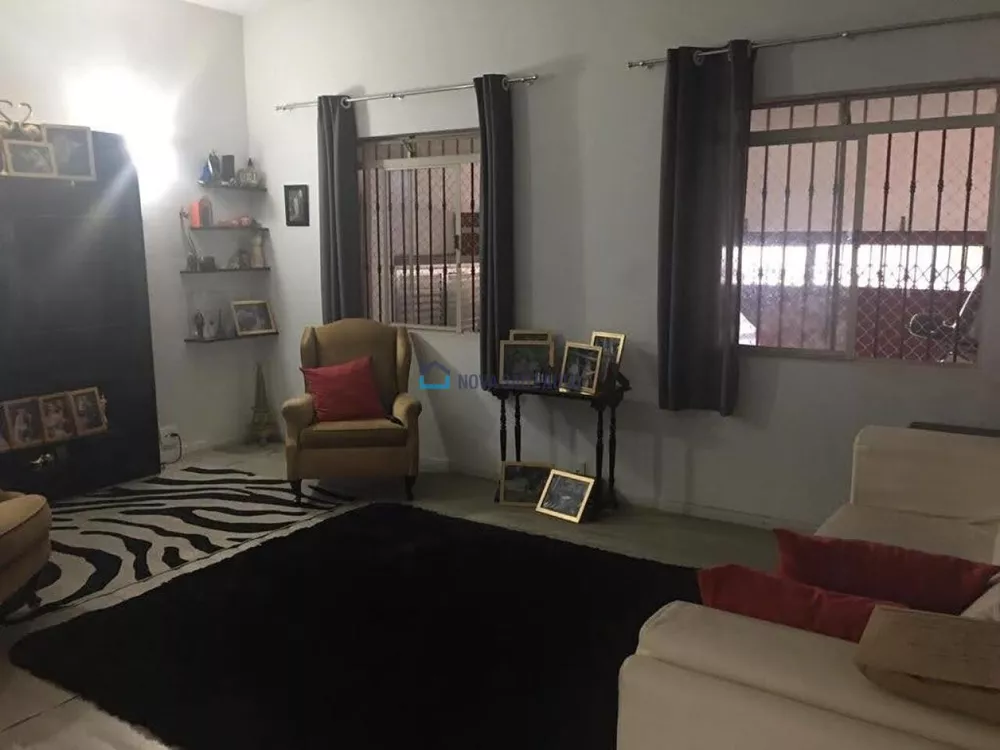 Casa à venda com 3 quartos, 196m² - Foto 1