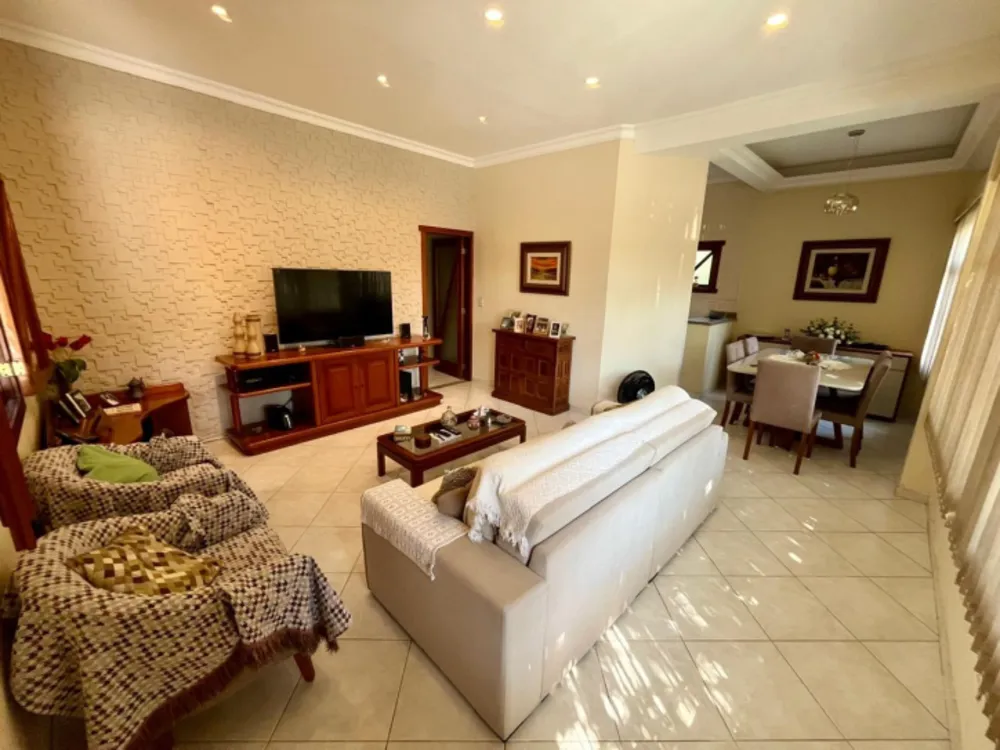 Casa, 4 quartos, 230 m² - Foto 1