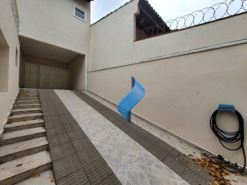 Casa à venda e aluguel com 3 quartos, 300m² - Foto 2