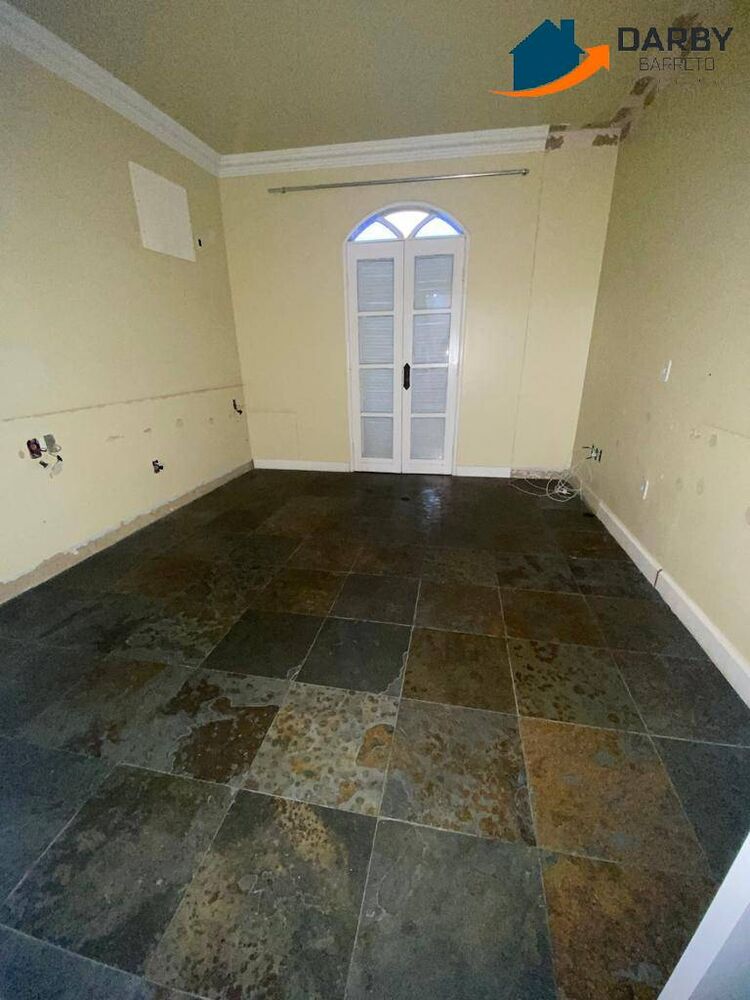 Casa à venda com 4 quartos, 219m² - Foto 1
