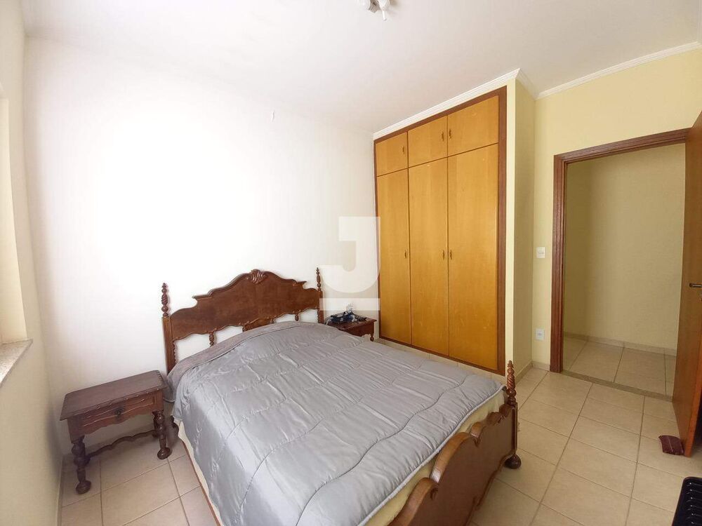 Casa à venda com 4 quartos, 223m² - Foto 1
