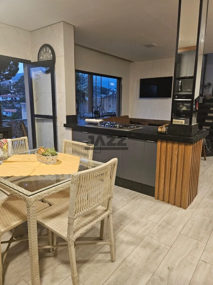 Casa, 5 quartos, 260 m² - Foto 1