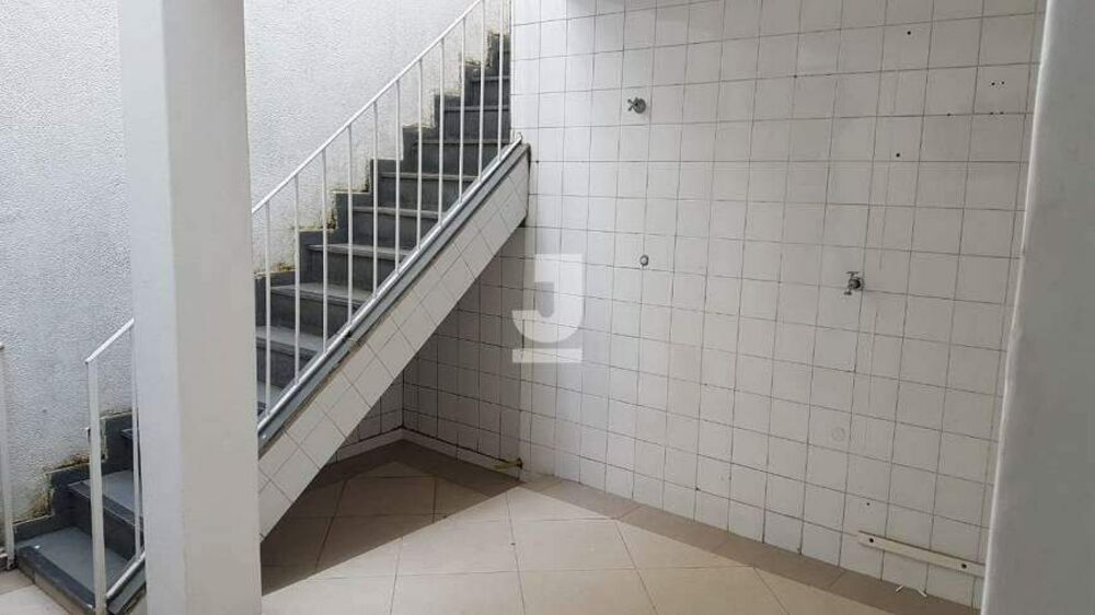 Casa à venda com 3 quartos, 238m² - Foto 1