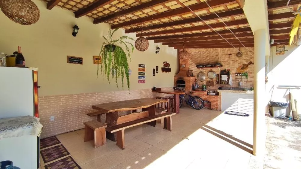 Casa à venda com 4 quartos, 97m² - Foto 1