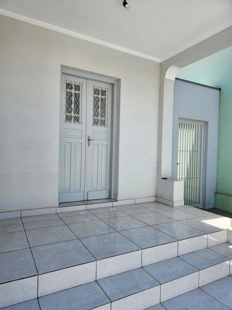Casa para alugar com 2 quartos, 300m² - Foto 1